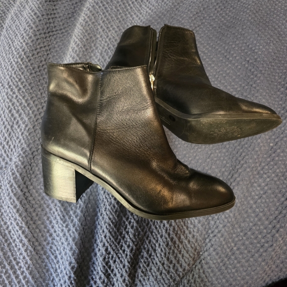 Vince Camuto Black Leather Ankle Booties - Picture 1 of 3
